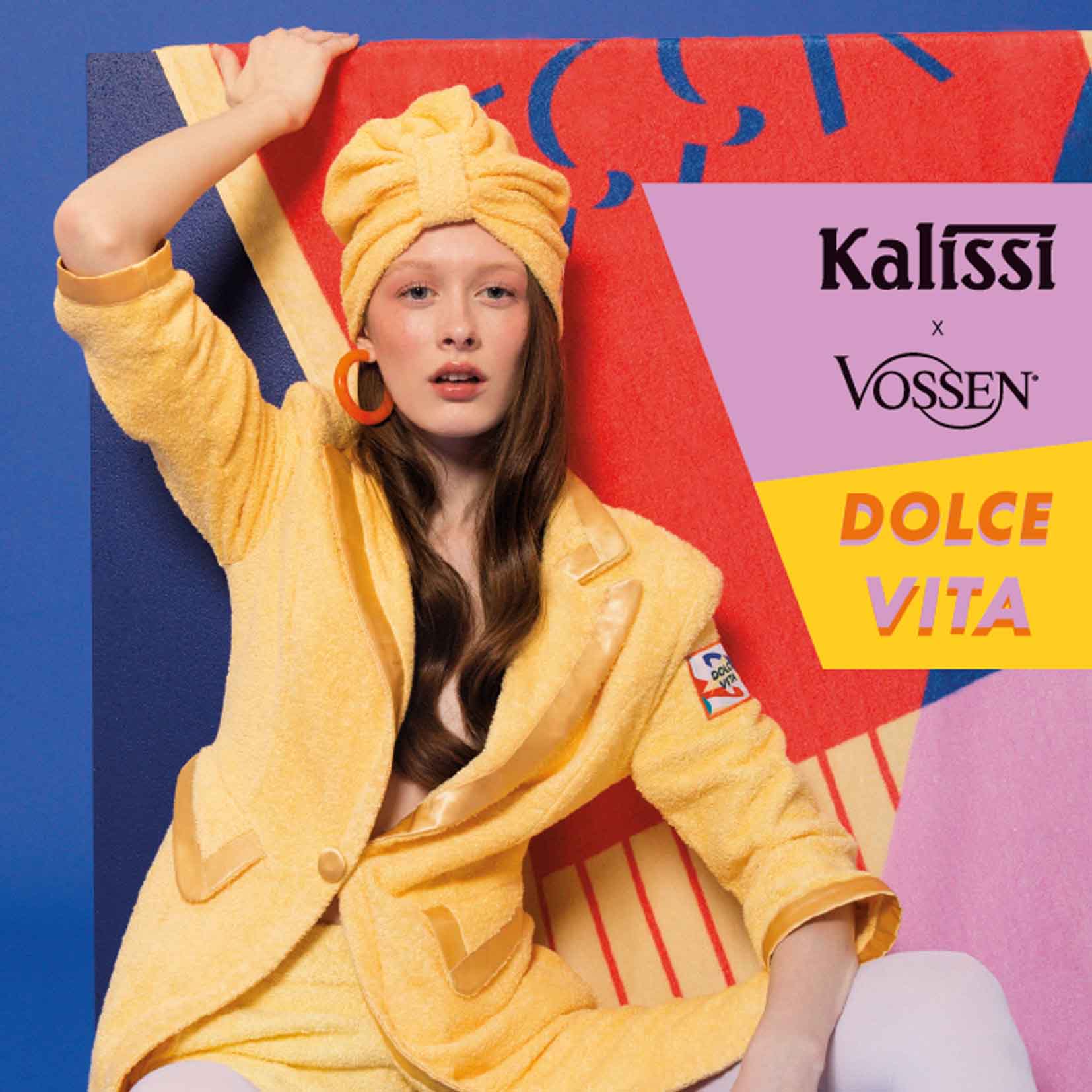 Person in gelbem Outfit mit Kopftuch sitzt vor buntem Hintergrund. Rechts im Bild steht der Text: ‚Kalissi x Vossen – DOLCE VITA‘.