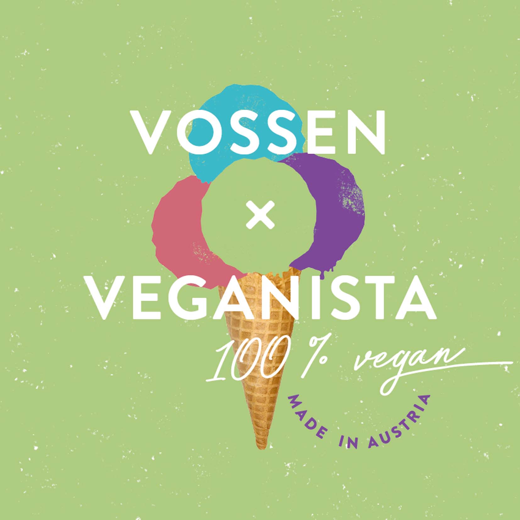 Grüner Hintergrund mit weißen Sprenkeln. In der Mitte eine Eistüte mit drei Kugeln in Blau, Pink und Lila. Text: ‚VOSSEN x VEGANISTA – 100% vegan – MADE IN AUSTRIA‘.