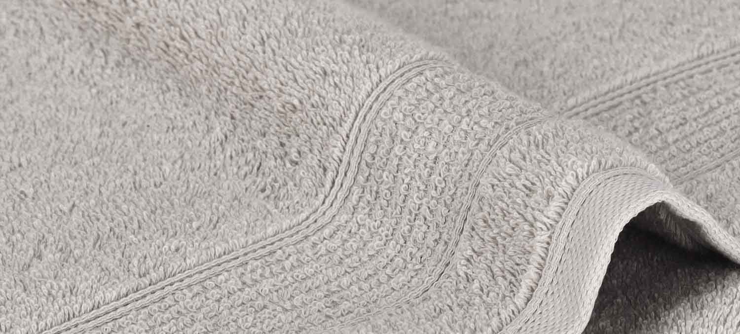 Nahaufnahme eines hellgrauen Handtuchs.