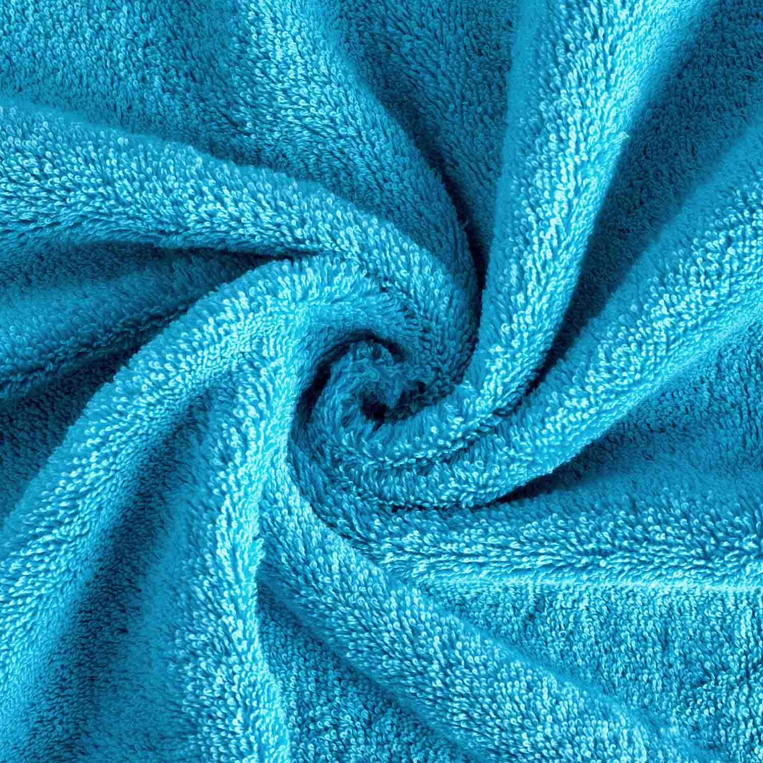 Hellblaues Frottierhandtuch in Vogelperspektive eingedreht in einen Wirbel.