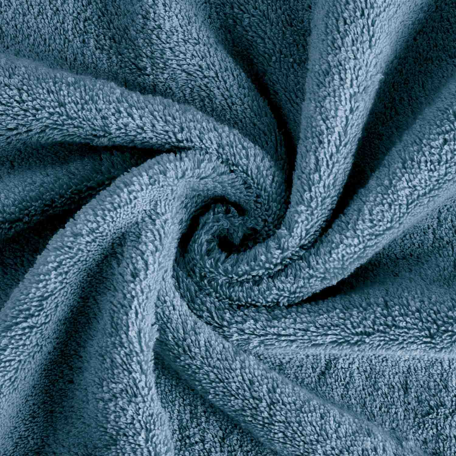 Blaues Frottierhandtuch in Vogelperspektive eingedreht in einen Wirbel.