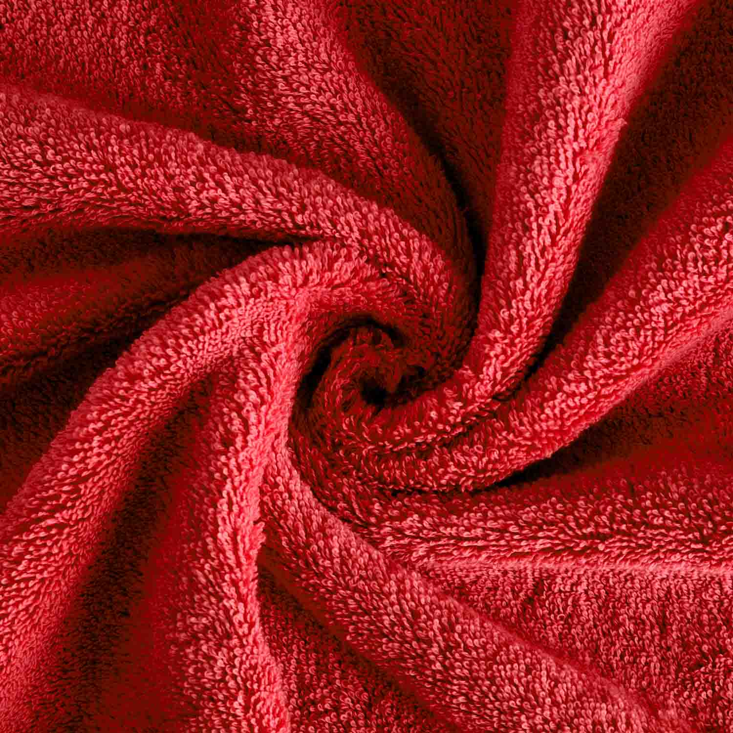 Rotes Frottierhandtuch in Vogelperspektive eingedreht in einen Wirbel.