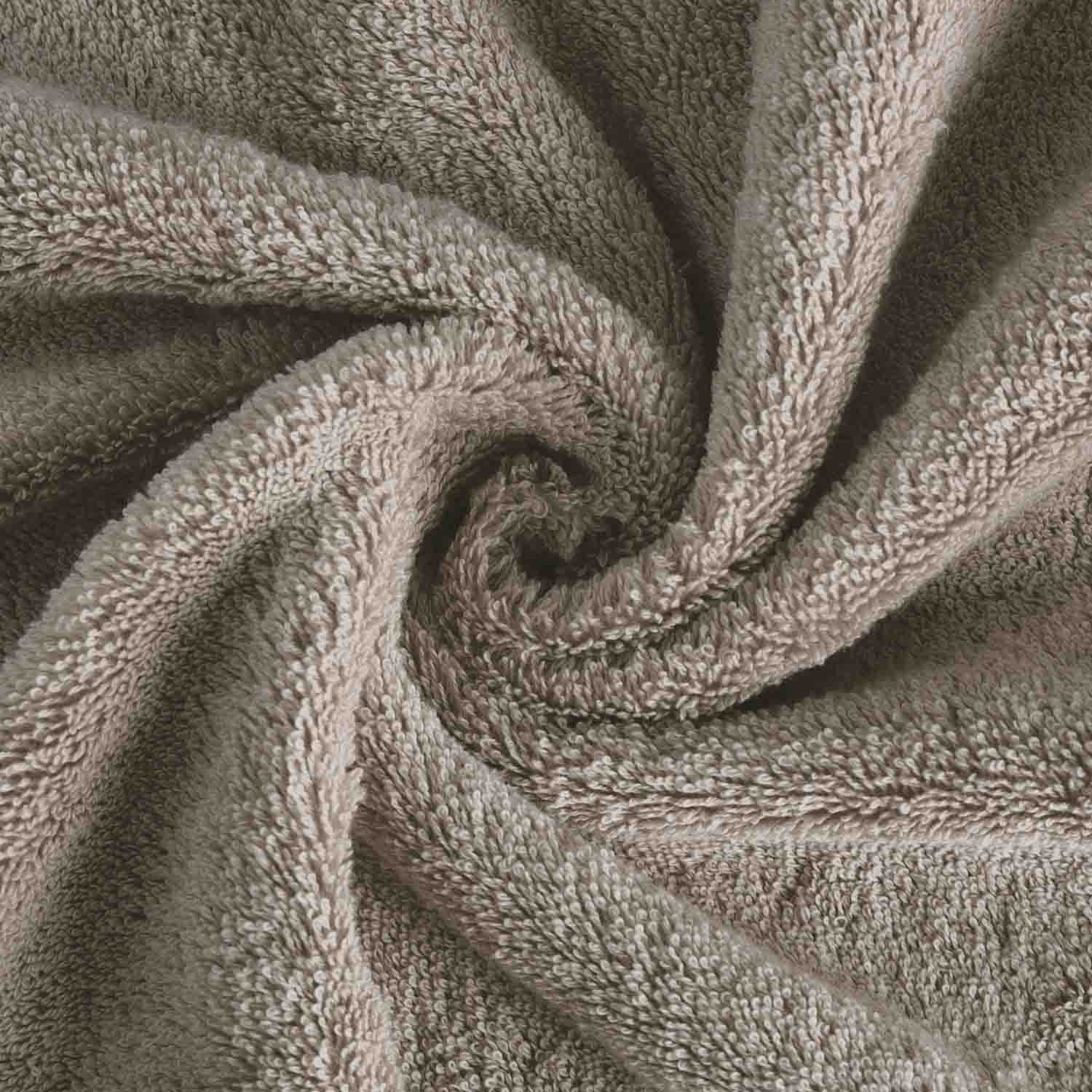 Graues Frottierhandtuch in Vogelperspektive eingedreht in einen Wirbel.