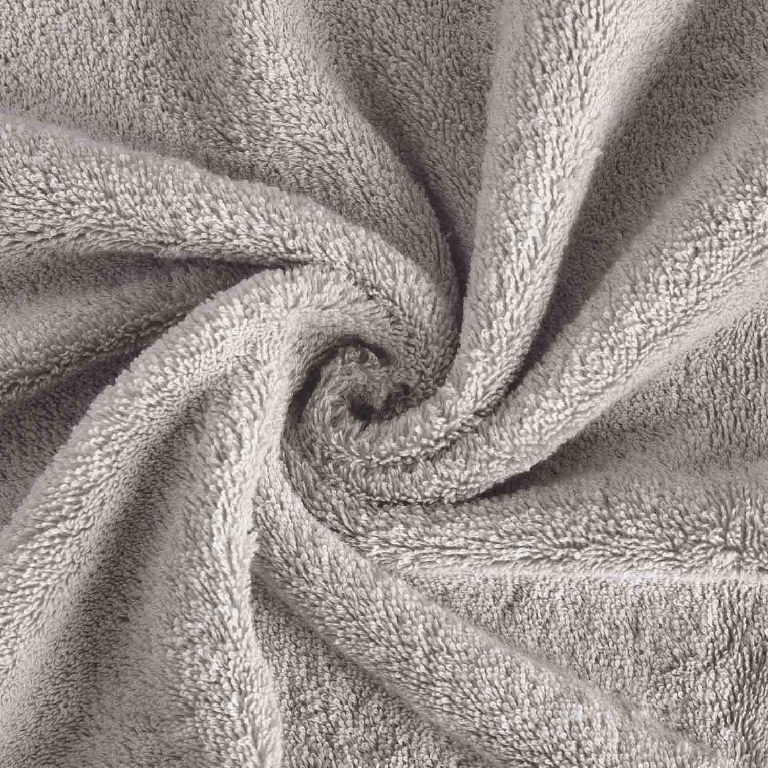 Nahaufnahme eines grauen Handtuchs von oben fotografiert eingedreht zu einem Wirbel.