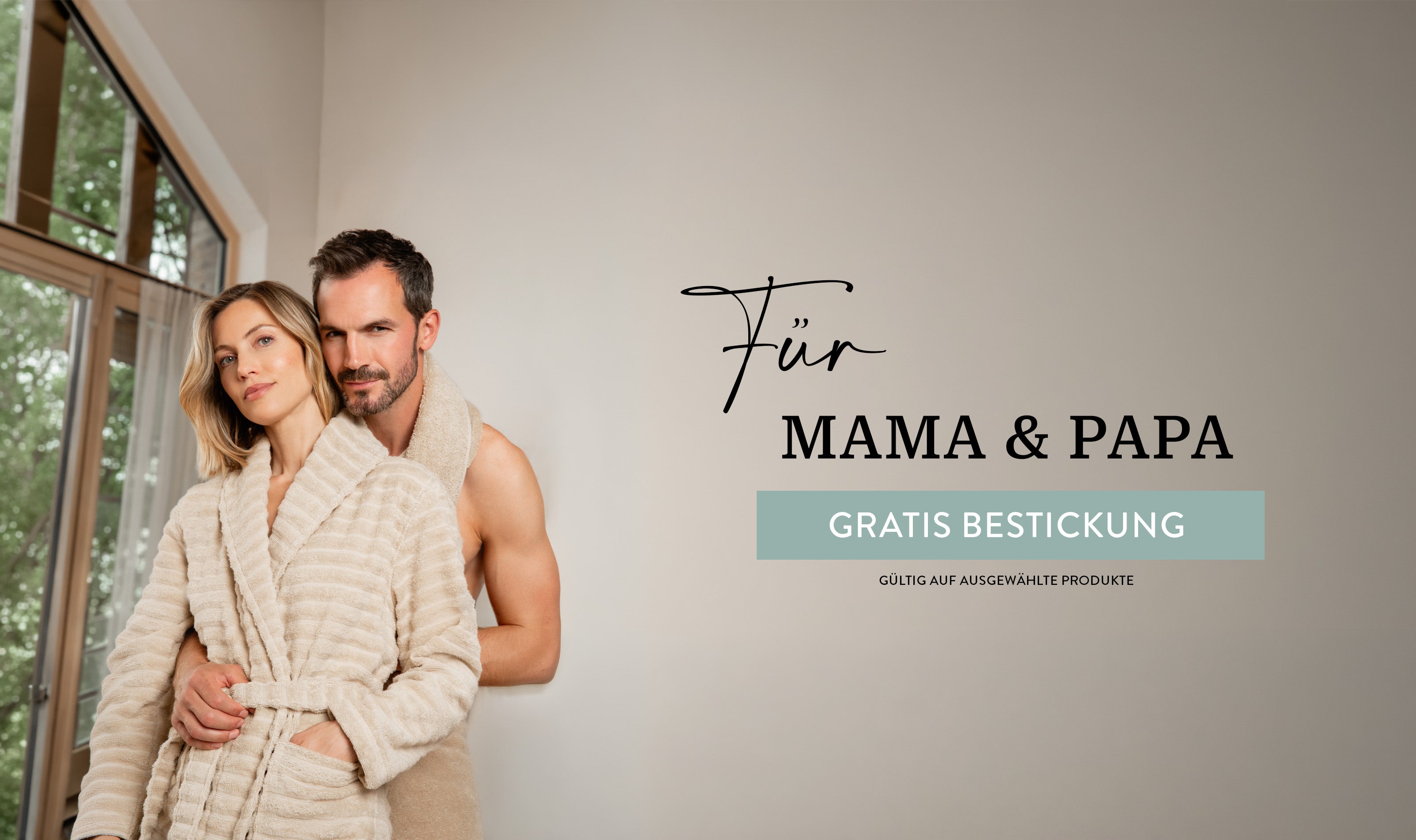 Paar im Bademantel mit Text ‘Für Mama & Papa – Gratis Bestickung’