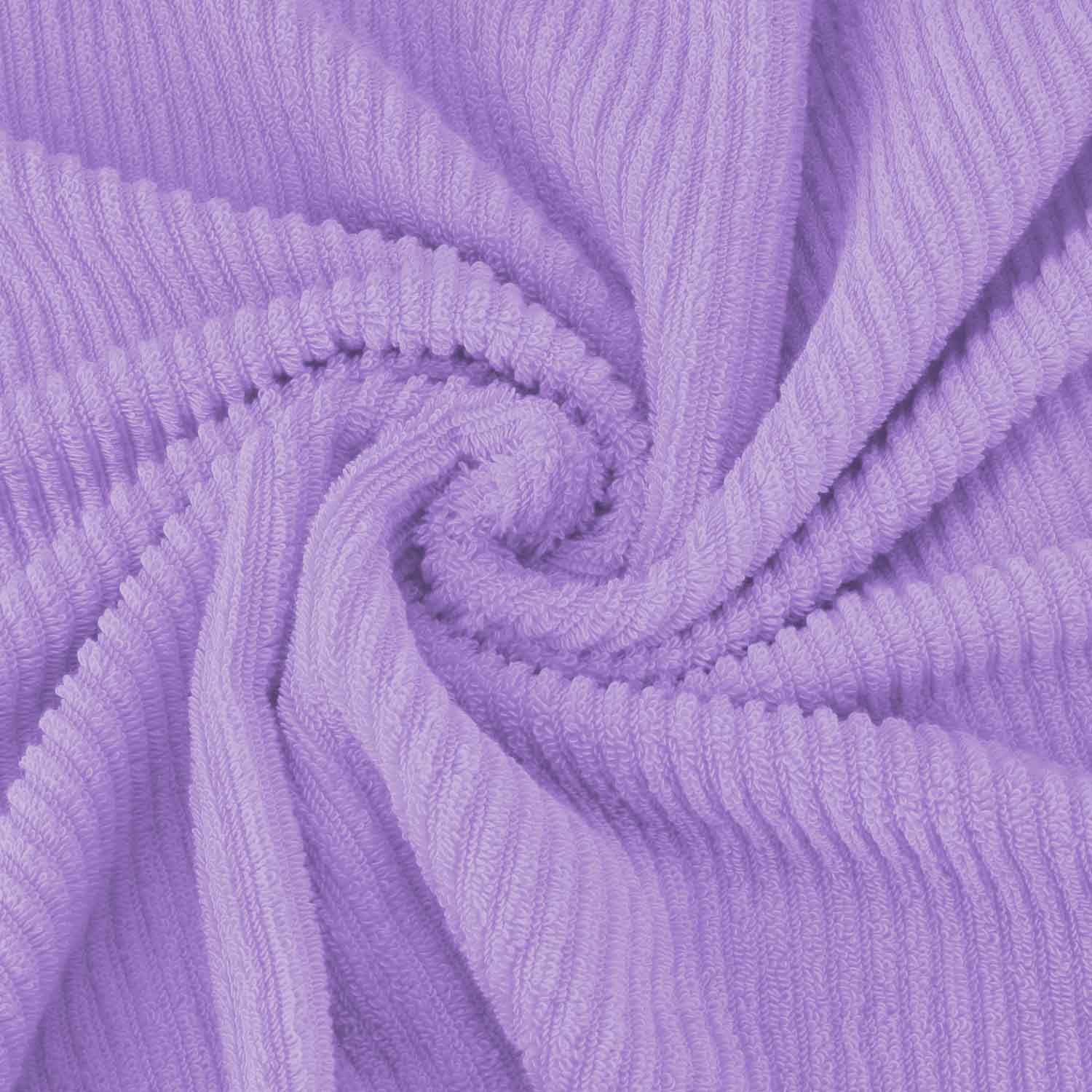 Lila Frottierhandtuch in Vogelperspektive eingedreht in einen Wirbel.