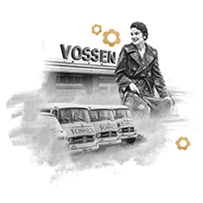 Schwarz-weiße Illustration mit Person im Trenchcoat, drei Lieferwagen mit ‚VOSSEN‘-Schriftzug und Gebäude im Hintergrund, dekorative Zahnräder oder Blumenmuster.