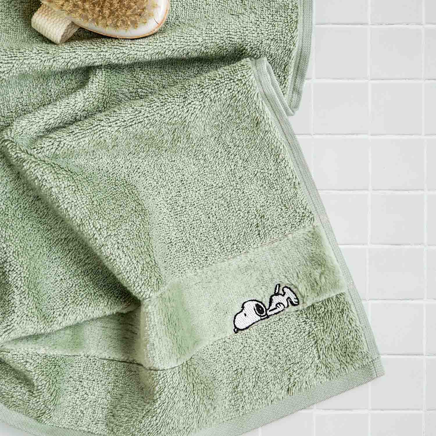 Hellgrünes VOSSEN Handtuch mit dezenter Snoopy-Stickerei aus der Peanuts x VOSSEN Kollektion – weiches Baumwollfrottier für stilvolle Bade- und Wellnessmomente.