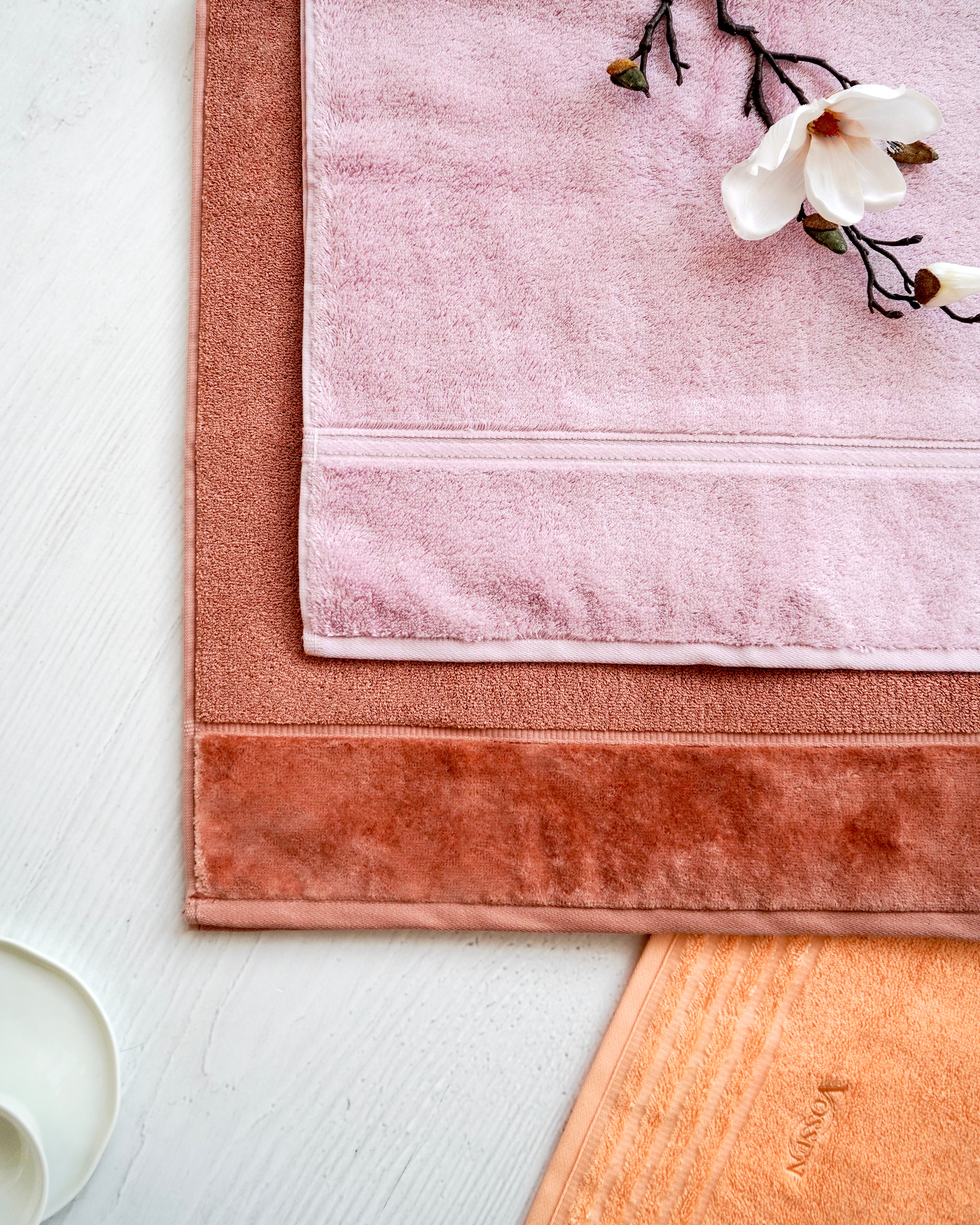 Pastellfarbene Handtücher in Rosa- und Apricottönen